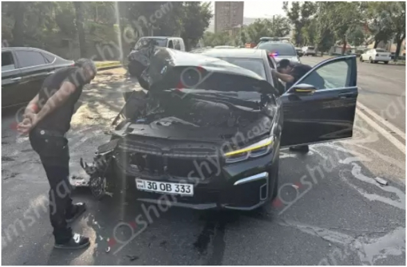 Բաղրամյան պողոտայում բախվել են «BMW 750Li»-ն և մարդատար «Գազել»-ը